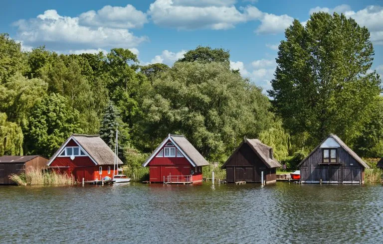 Bootshäuser aus Holz im Nationalpark Müritz, Mecklenburgische Seenplatte, Deutschland. Mecklenburg-Vorpommern, Deutschland.