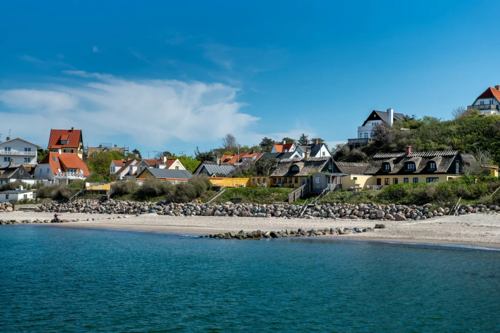 Kleine Stadthäuser am Strand von Tisvildeleje in Dänemark an einem sonnigen Tag